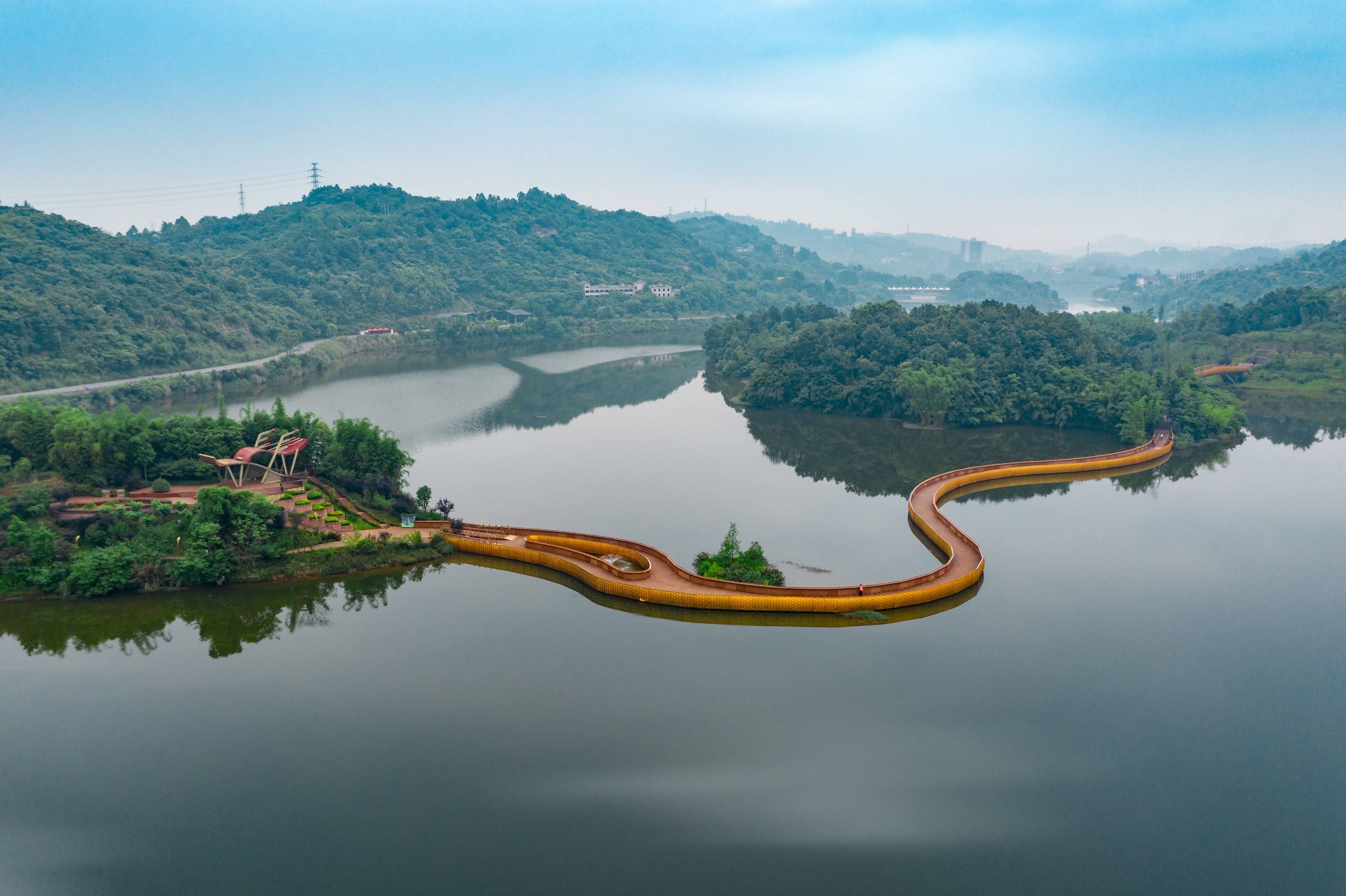 玄天湖这里风景美如画,整个景区性价比非常的高,不需要门票,湖泊面积