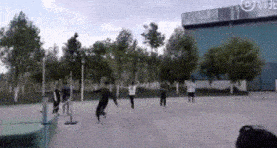 还没见过这么巨无霸的车呢,有点恐高的人都坐不了.