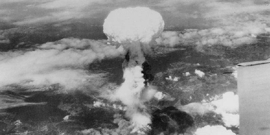 图为在日本投下的原子弹升起的蘑菇云