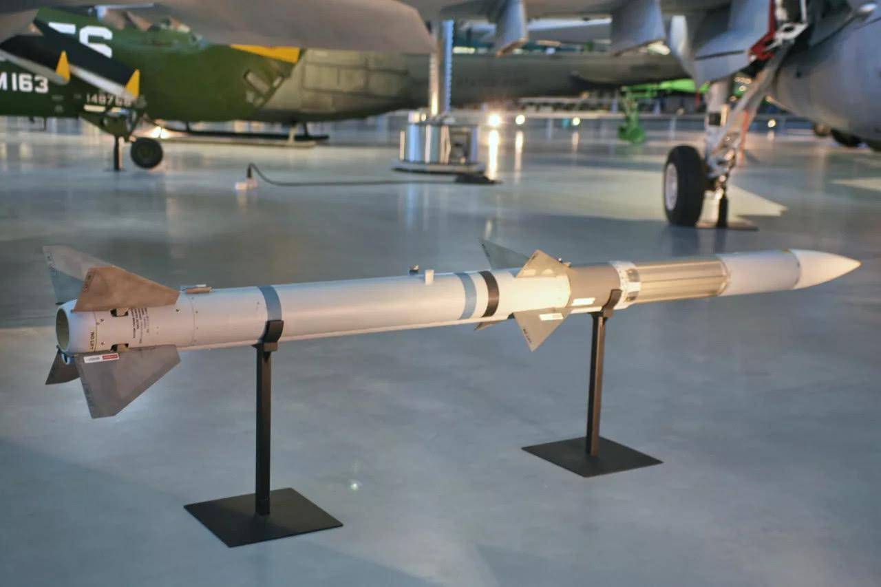 此外aim-132作为一款近程空空导弹,最高飞行速度大约在3.