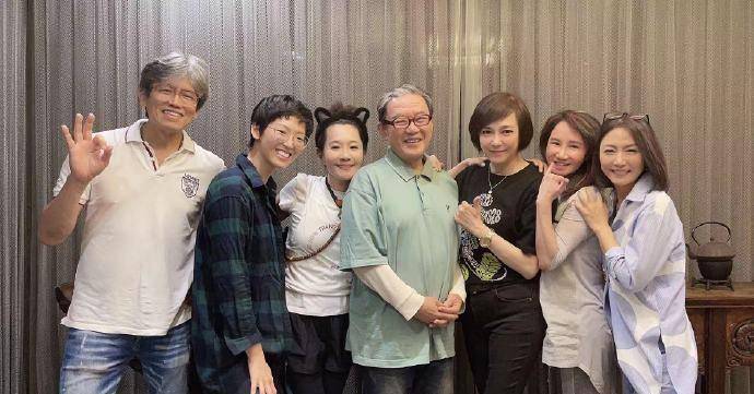 60岁"神仙姐姐"朱宝意罕现身,与李立群聚会,相差9岁似两代人