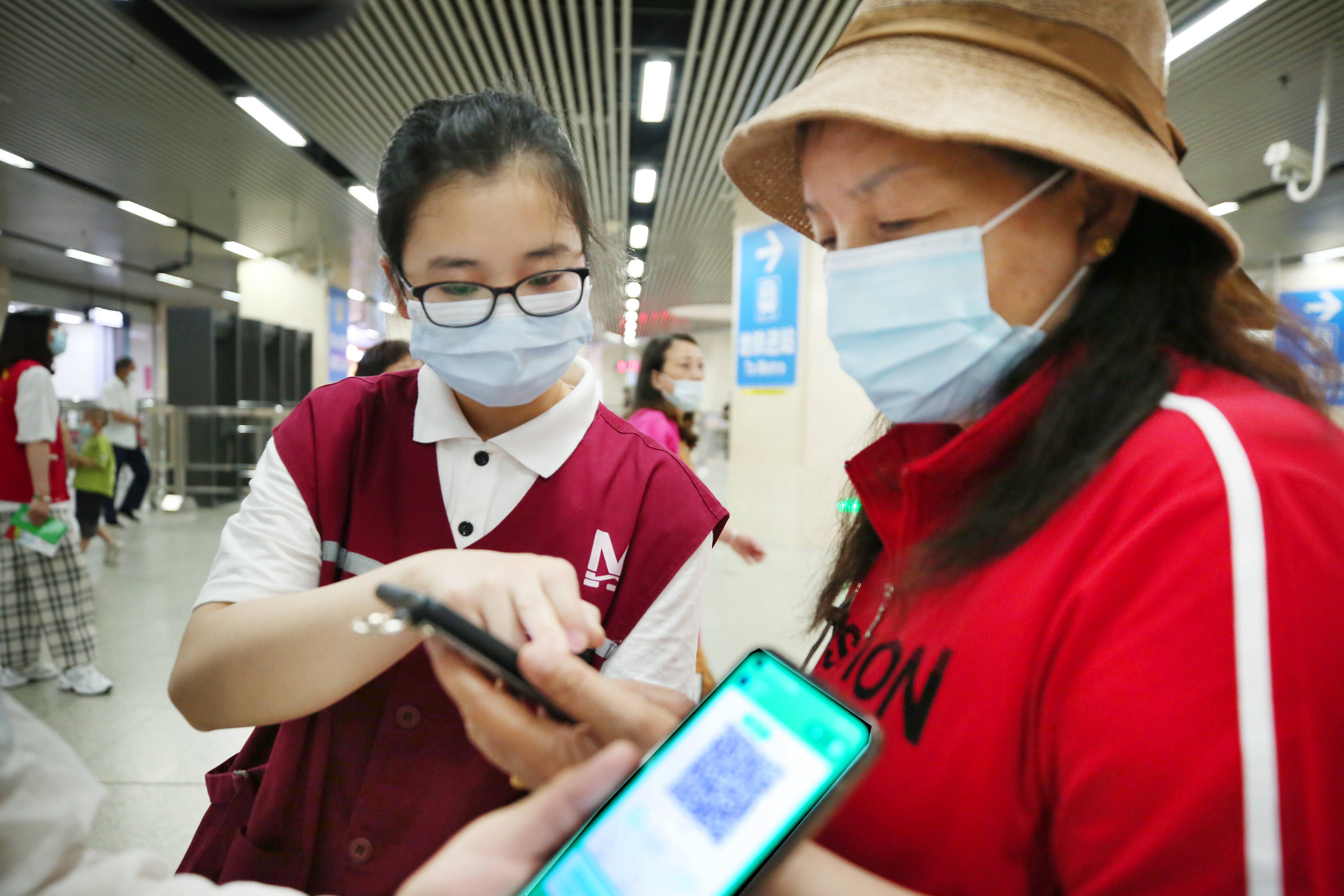 武汉地铁第三方app扫码乘车第一天 一机在手,"码"上出行方便快捷