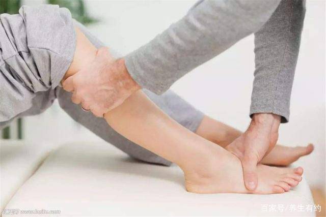 原创经常腿抽筋,半夜被痛醒,这3件事是