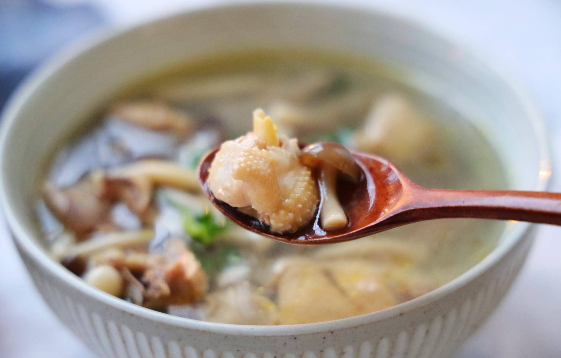 在各种做法的汤品中,鸡肉蘑菇汤可以说是最为出色的一款.