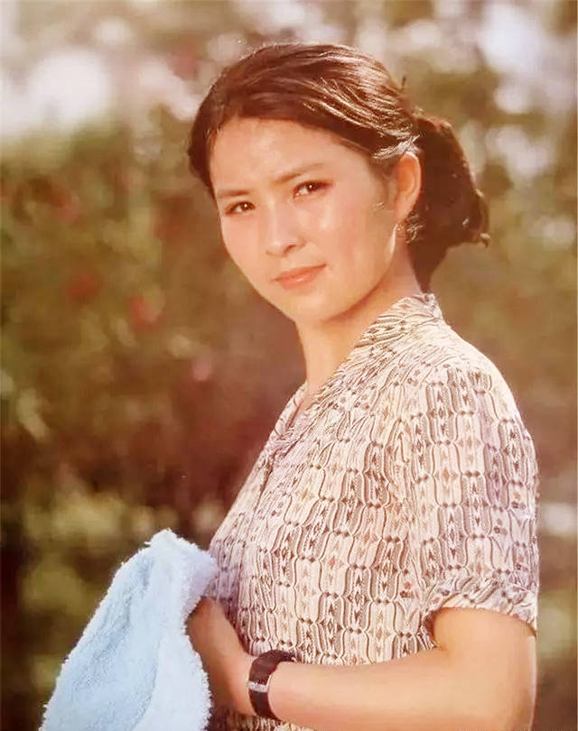 80年代女星李羚:与初恋男友结婚,废弃车库当婚房,现在怎样了?