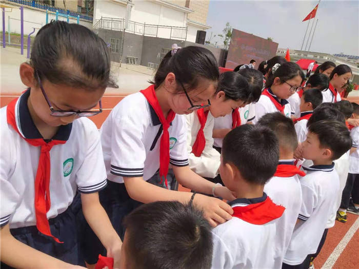 盱眙县马坝中心小学举行一年级学生入队仪式
