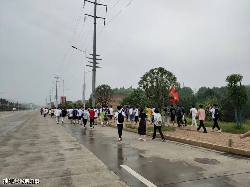 耒阳一学校组织高三学子远足顺湖休闲游