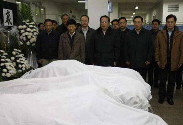 原创妻子要火化,丈夫看了妻子遗容立马报警,丈夫:你们都做了什么?