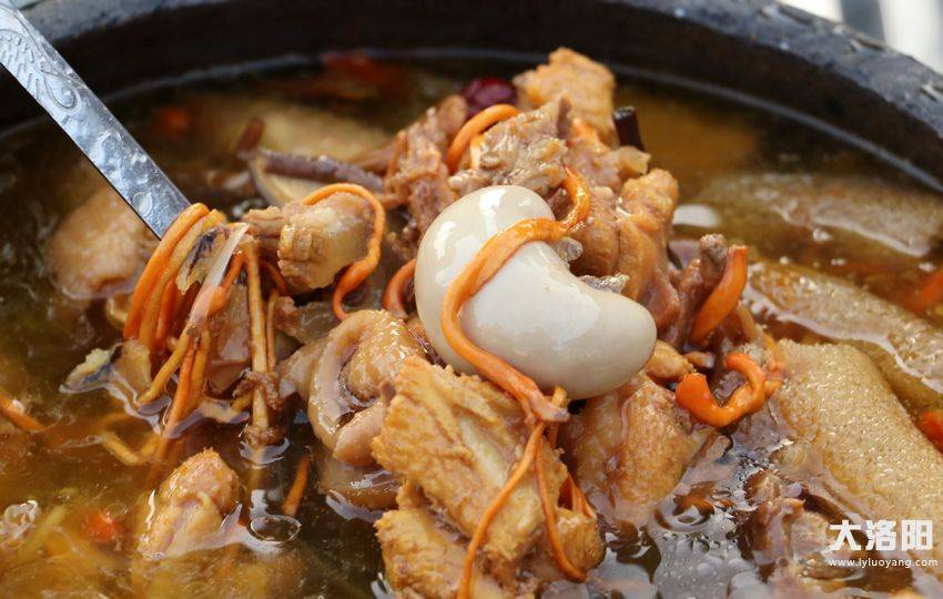 据介绍这道菜烹饪需要下一番功夫,要在头一天选好散养的老母鸡和瀍河