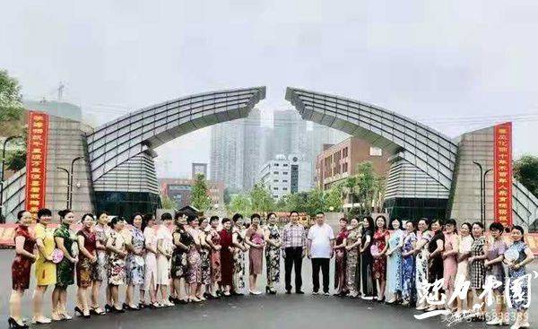 新化一中:女老师旗袍上阵 为高考学生打气