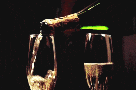 1985年的时候女士香槟正式投入市场出售,当时市面上的饮料种类很少