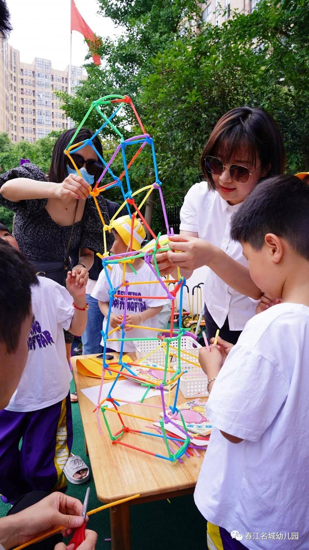孩子们在这个环节积极参与,根据吸管加工,吸管搭建等方面进行分工