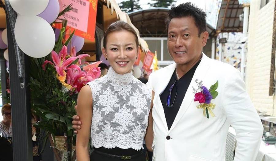 港星魏骏杰老婆张利华出轨老外,深夜约会车内激吻,魏表示先静静