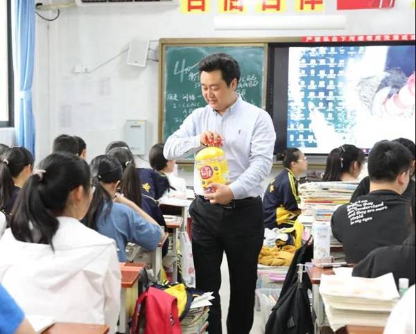 达州耀华中学高考前夕贾磊校长带着礼物走进高三教室与同学趣谈高考