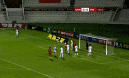 第12分钟,国足获得角球,吴曦甩头攻门高出横梁.