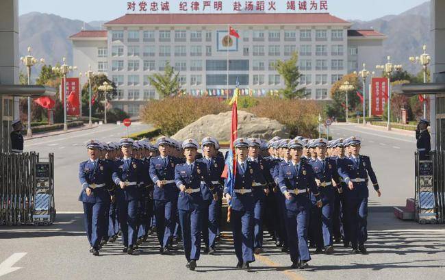 不花钱; 新制服,统一穿;待遇好,保障全; 包分配,授新衔;消防员,指挥官