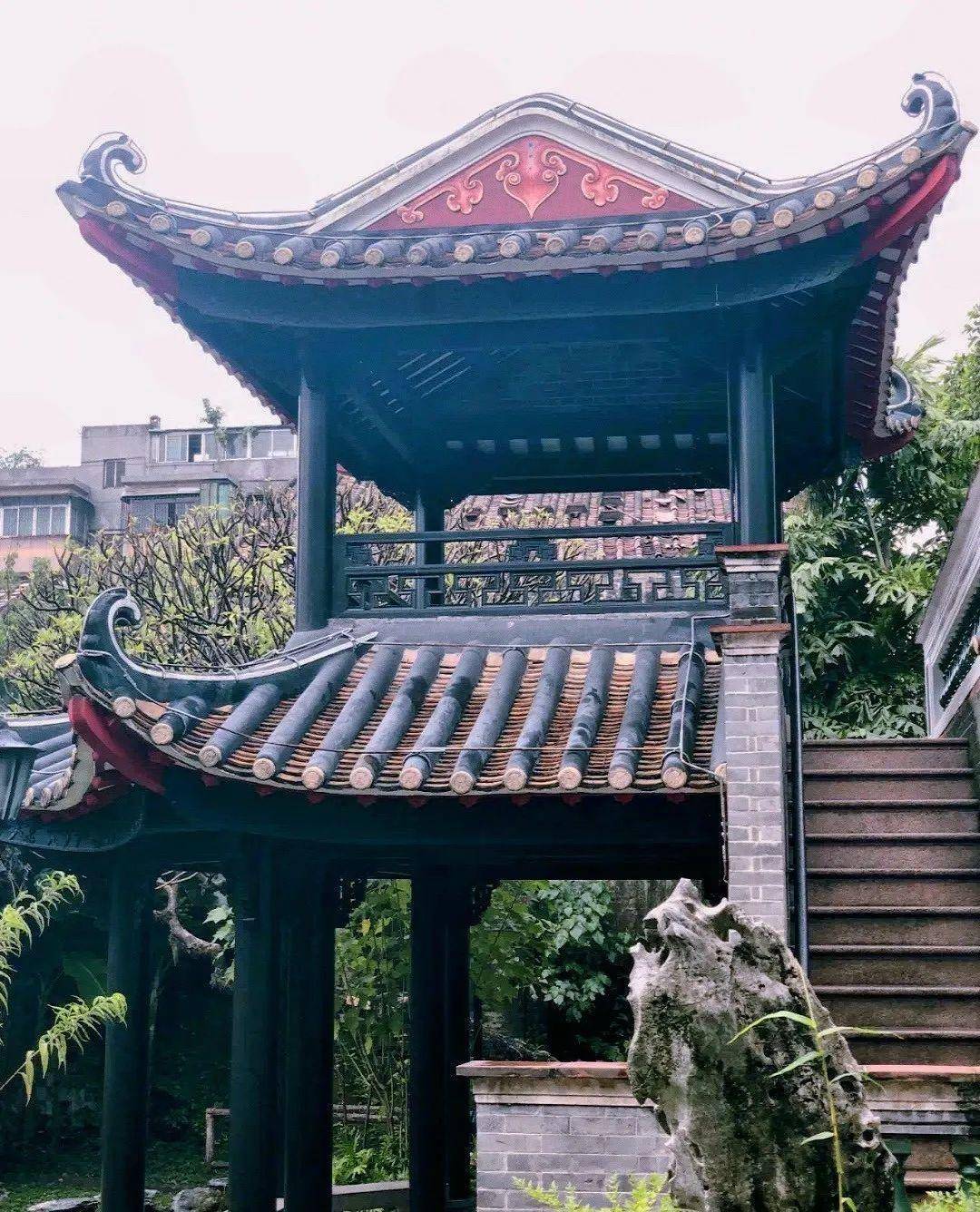 梁园里有一座「半边亭」很是引人注目,顾名思义,结构只有"半边,首层