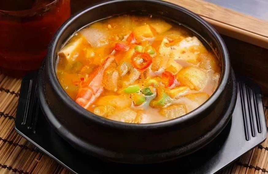 延边炸酱面是由中国炸酱面改成适合朝鲜族口味的食品.