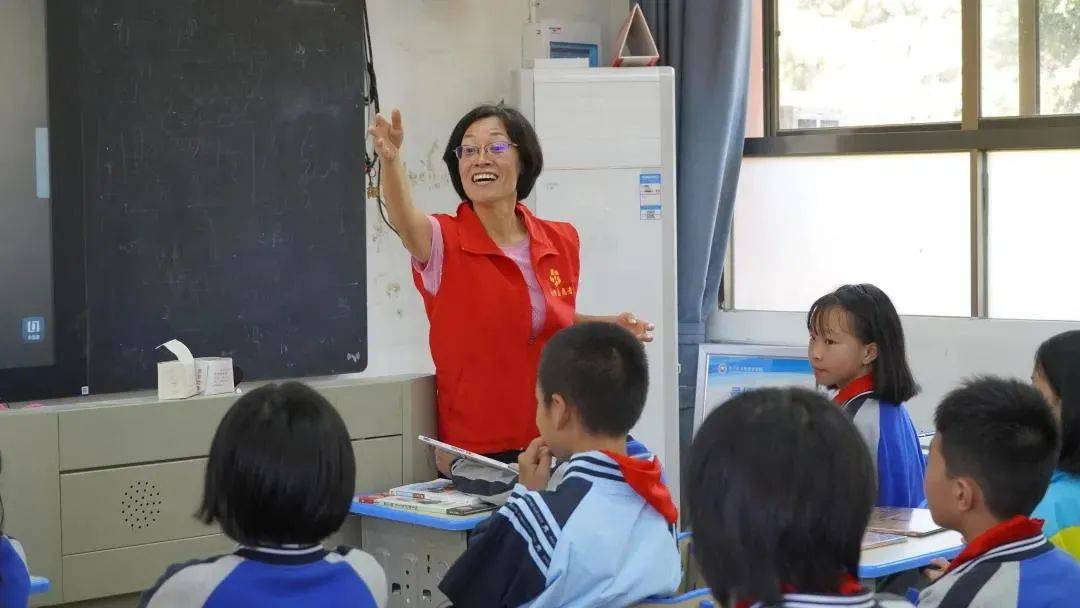 田园老师正在为学生讲课