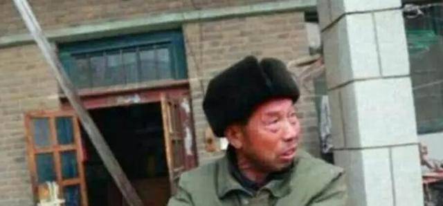 原创老人500万卖祖传宝刀,遭专家狠批,老人:你们有什么资格干涉我