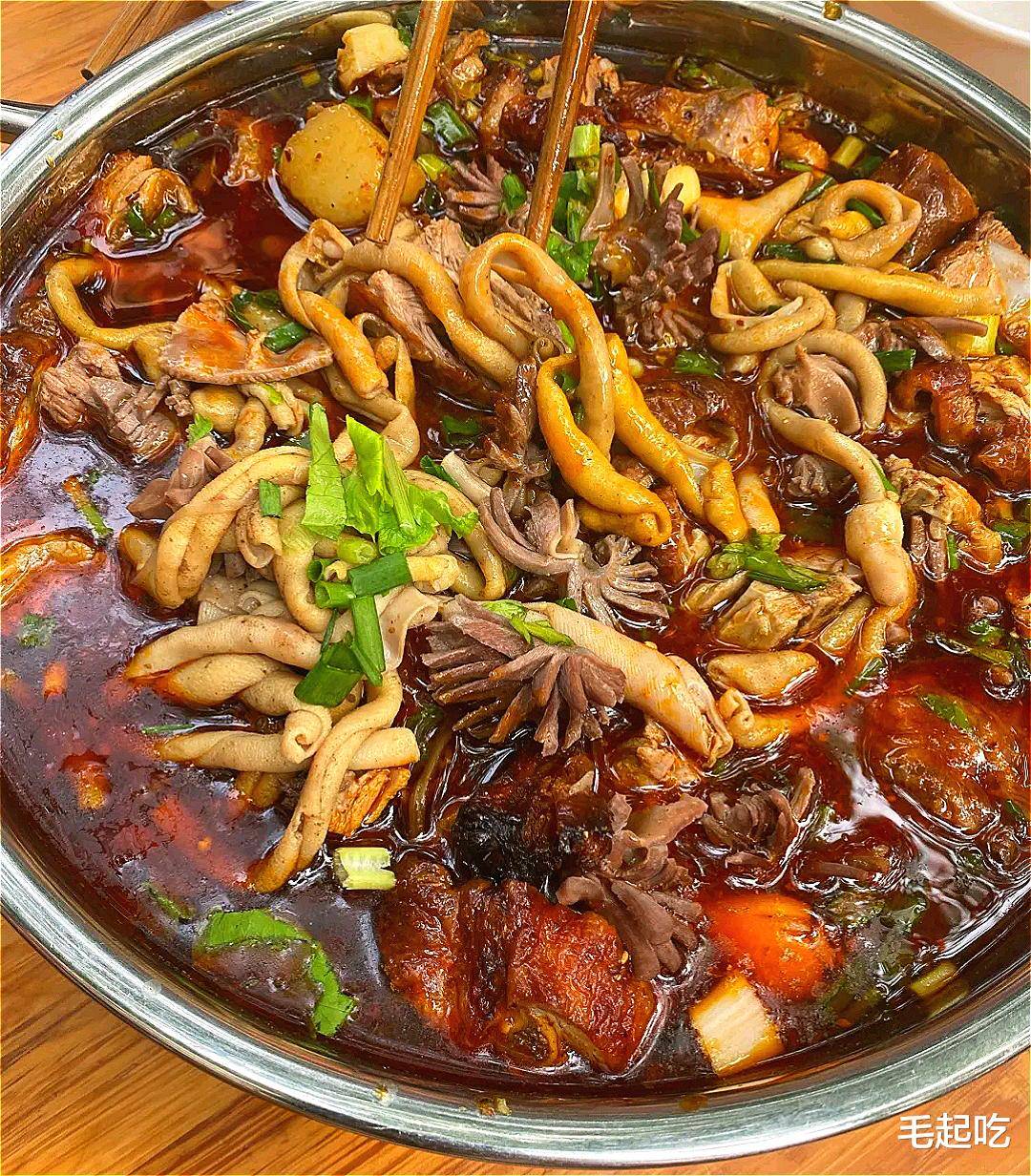 香气四溢成都著名的冒烤鸭藏在老街区食客络绎不绝