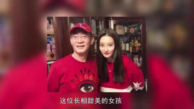 原创六小龄童晒结婚33周年合影,暴露女儿正脸,网友:这是关晓彤?