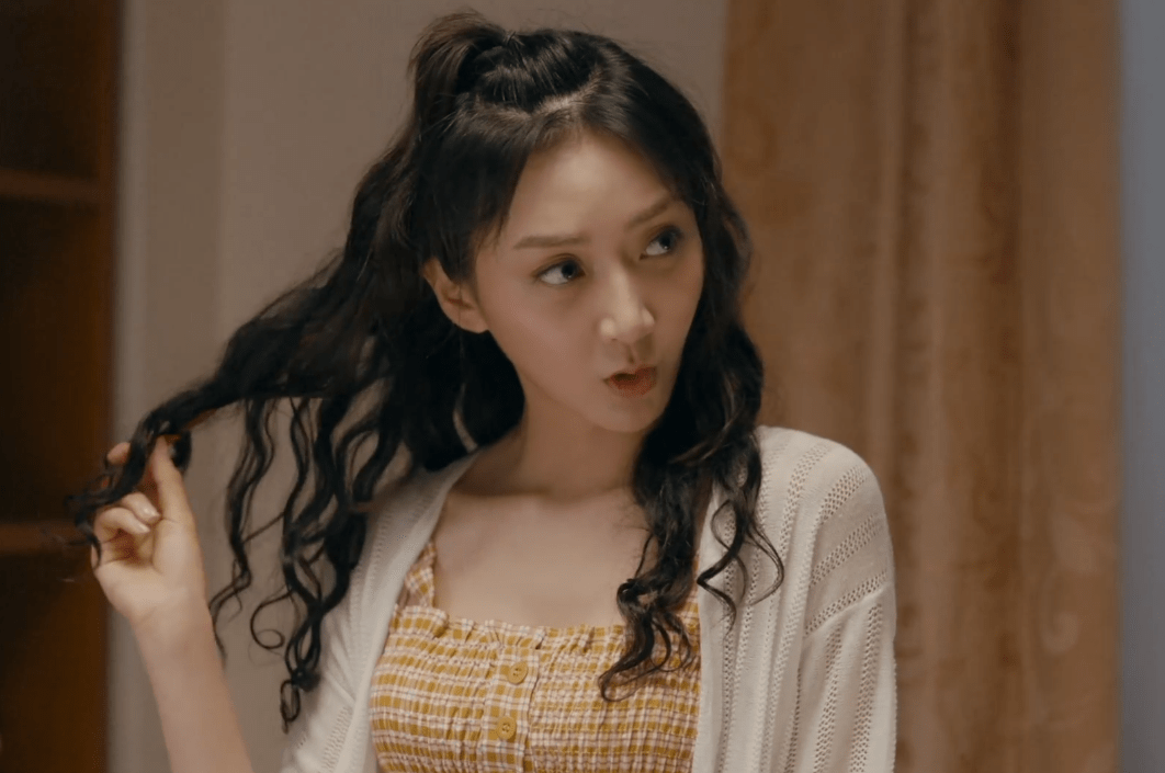 潘之琳跟袁姗姗两个人穿着戏服打包到任何一部时装剧里,都不会违和.
