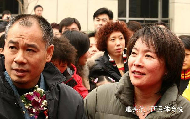 57岁李宁身价百亿,如今面容苍老满头白发,娇妻仍气质十足