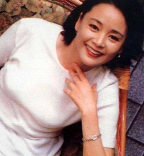 63岁著名演员张瑜,与丈夫离婚后单身29年,如今美丽依旧