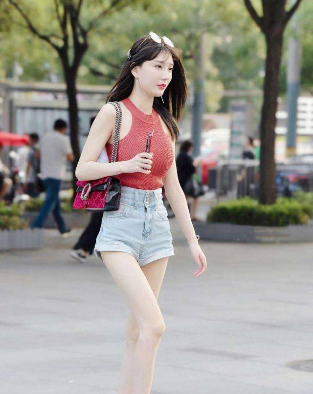 并接受腰部设计与热裤装不仅美腰线的美感,但也突显出美丽修长的大腿