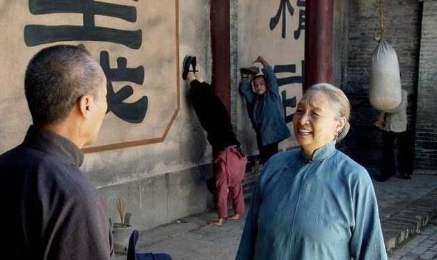 60岁出道,演技不逊刘晓庆,演老太太走红, 一家都是忠烈