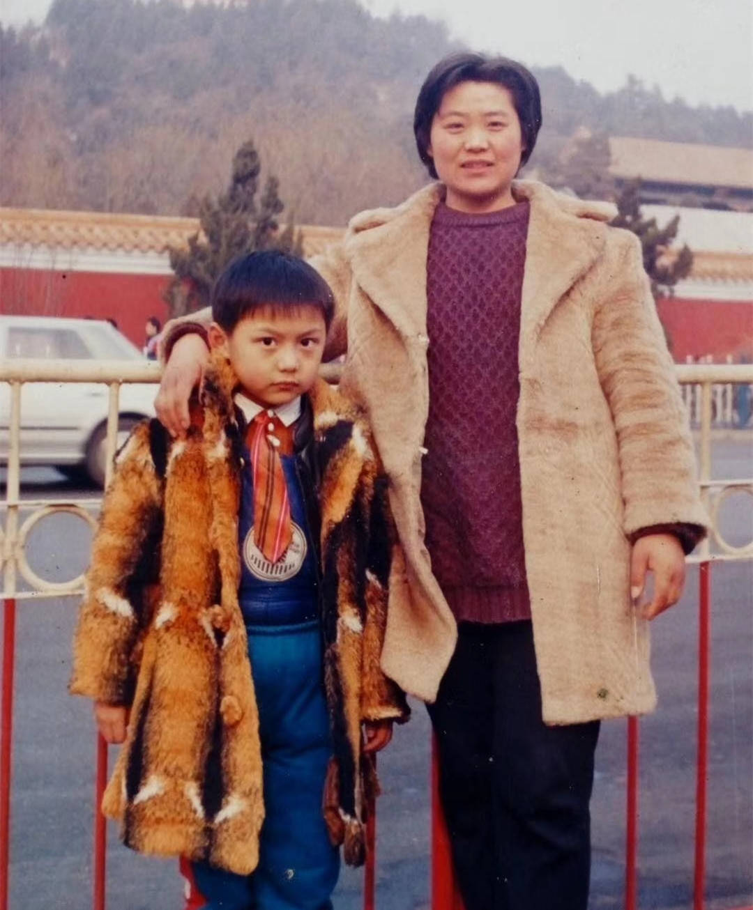 1985年,侯京健出生于山东省莱芜市一个普通家庭,但在很小的时候就随