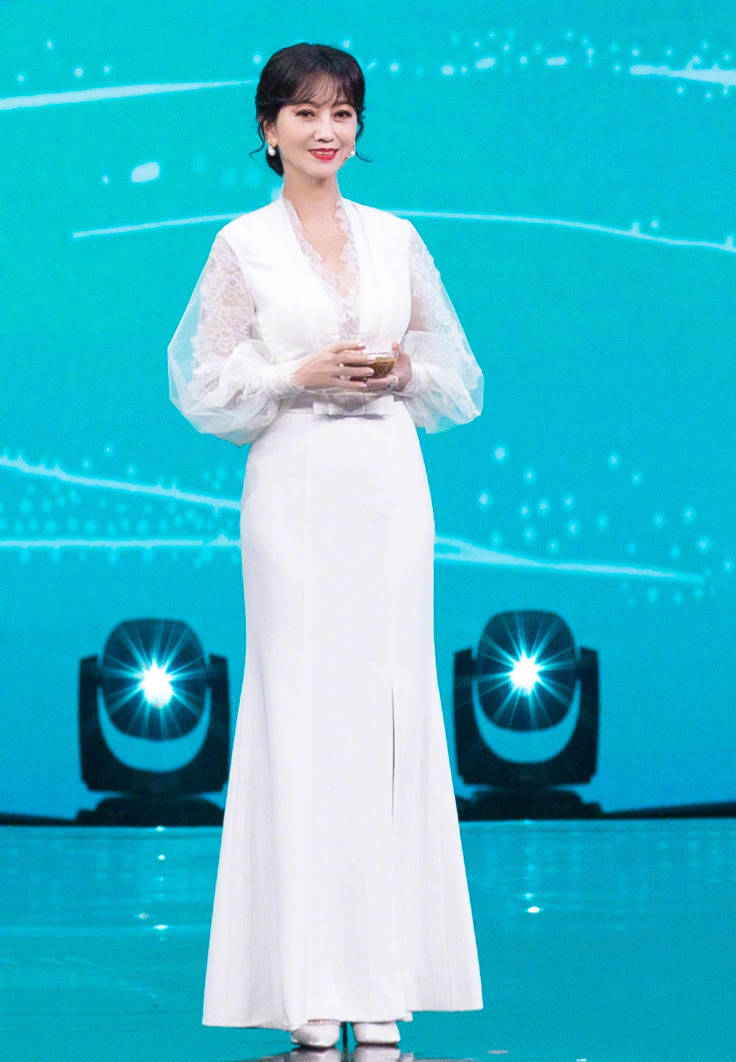 搜狐娱乐讯 14日,赵雅芝发布了自己一组身穿白色蕾丝袖的连衣裙照片