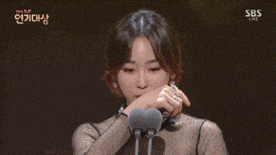 搞笑gif趣图:哈哈哈,美女这下出丑了!爆笑连连!