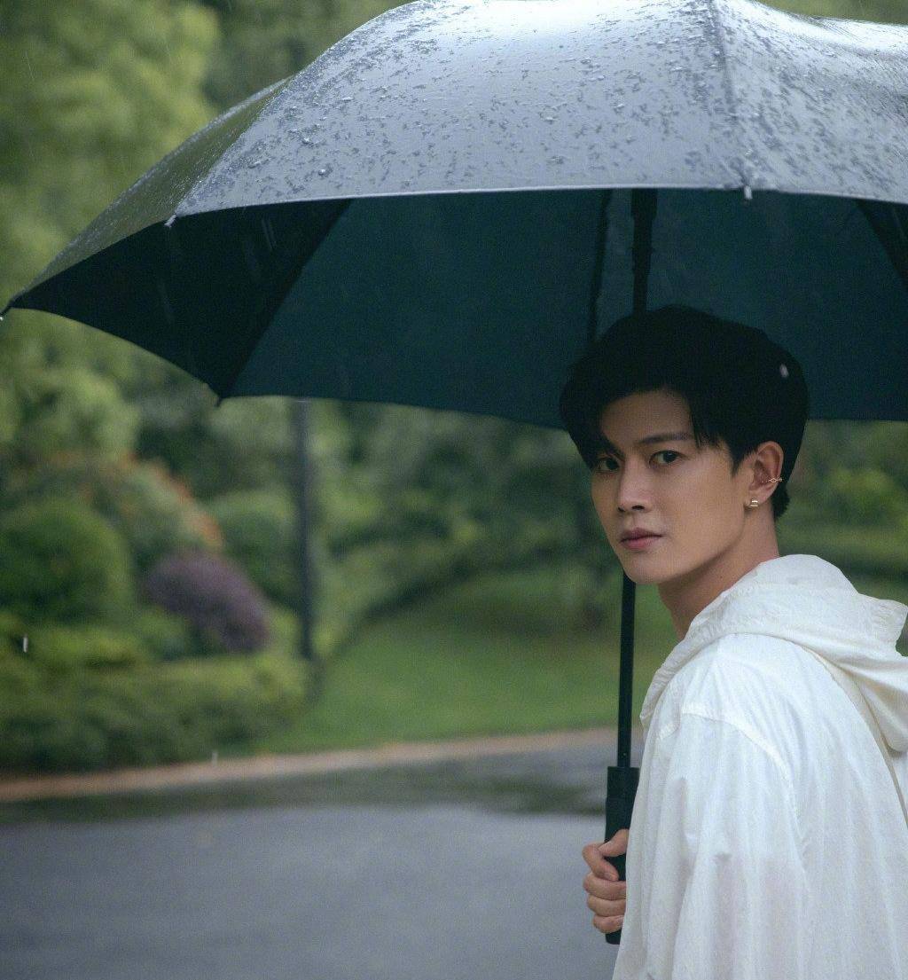 任嘉伦雨中撑伞,初夏雨天当背景,回眸一笑很倾城