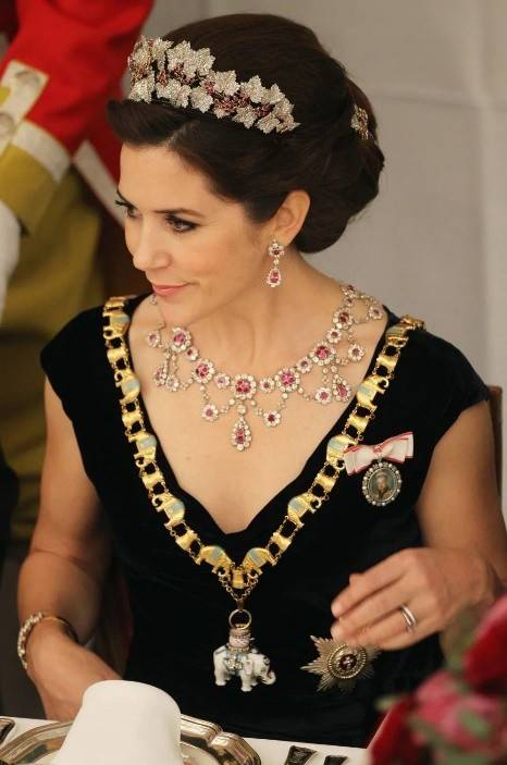 丹麦的王冠是有一种温润小巧的感觉,也不是很喧宾夺主.