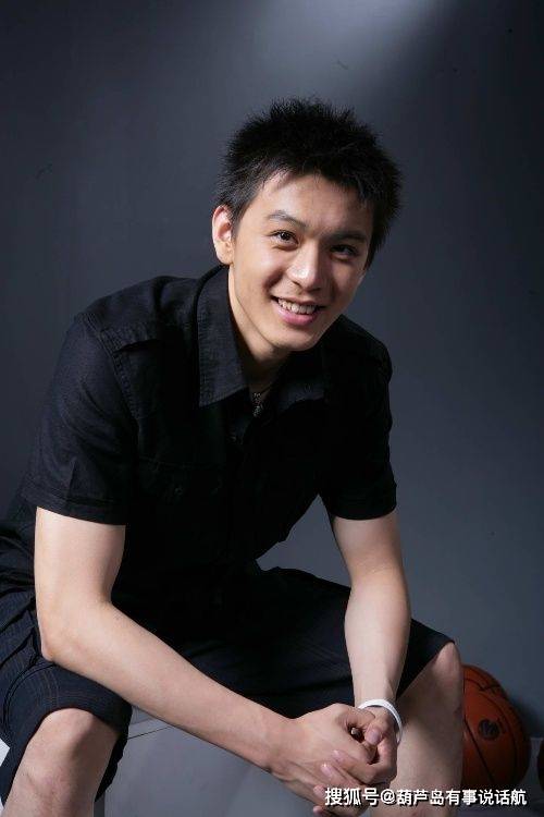 原创杨鸣曾经有多帅!他被爆出轨?其实他妻子貌美如花,羡煞旁人