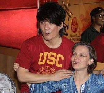 周华健老婆近照曝光,似70岁老太,为何依旧被周华健宠爱不嫌弃?