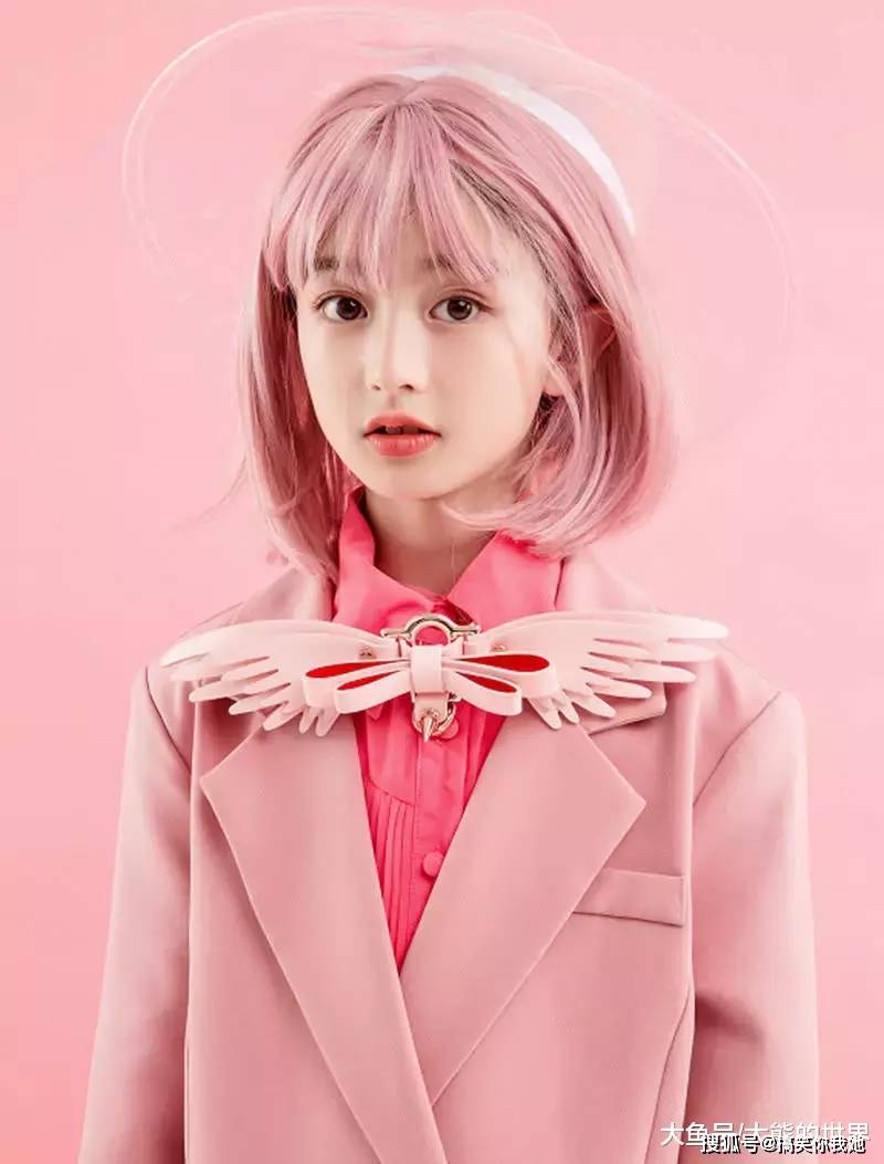 原创最美童星裴佳欣,9岁就开始化浓妆戴耳环,硬生生成了网红脸!