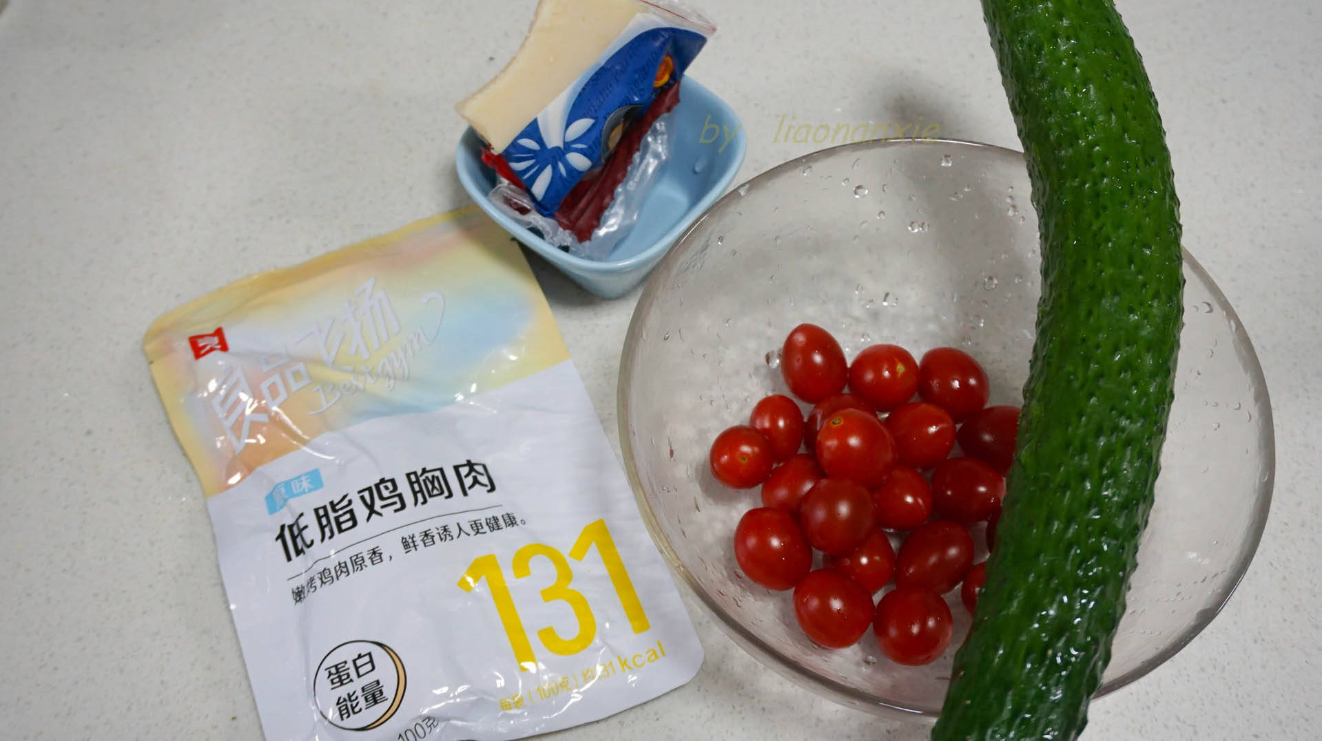 材料说明:鸡肉是开袋即食的低脂鸡胸肉,我们都知道,鸡胸肉在减肥食物