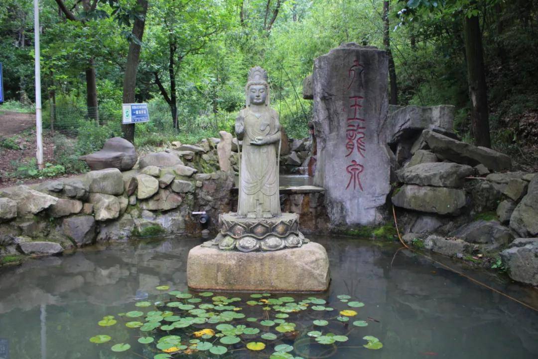 嵩县饭坡镇沙坡村 龙潭沟地处嵩县饭坡镇,北依禹王山,东眺九皋山,西