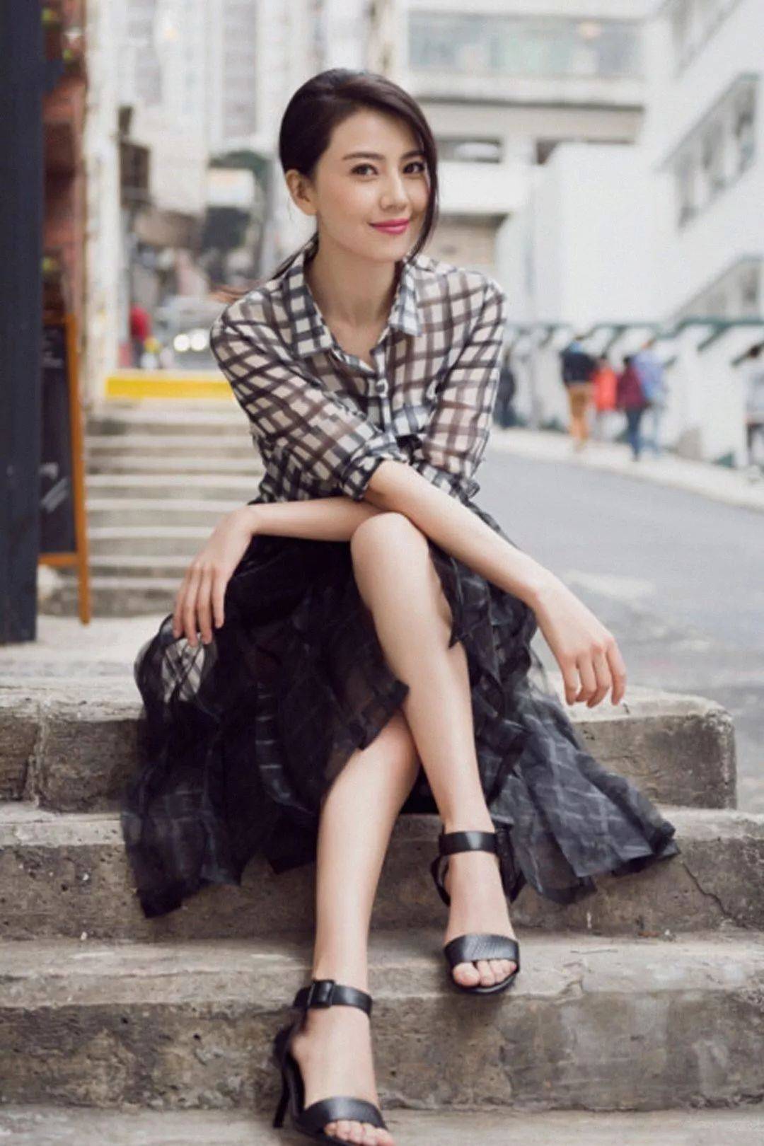 高圆圆与女助理逛街被偶遇,穿着低调普通,却惨被吐槽五五分身材?