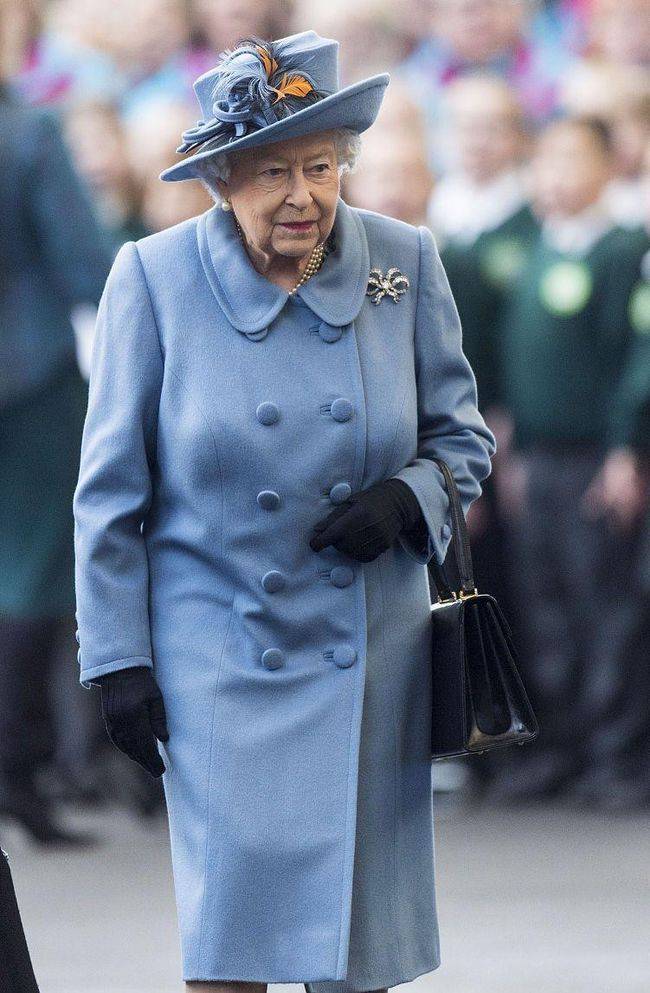 不得不说英国女王的时尚不仅是服装,"帽子戏法"才是重头戏,很有富贵