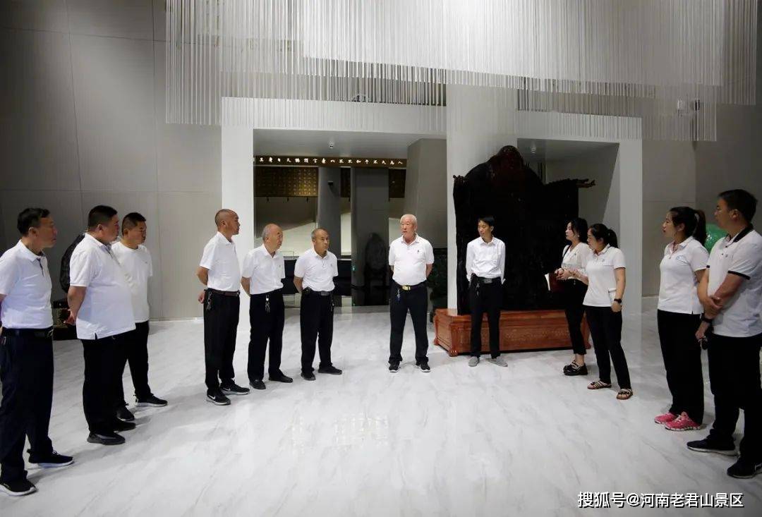 6月22日上午,老君山文旅集团董事局主席杨植森带领班子成员到栾川博物