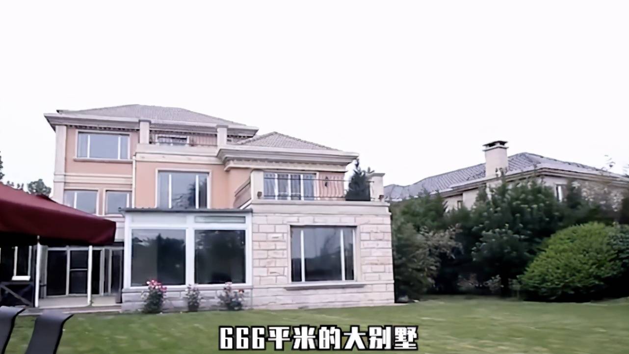 而李翔住的是上下三层666平米的别墅,价值5000多万.