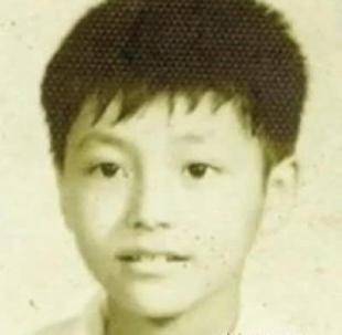 陈坤自己就在单亲家庭里长大,从小吃了不少苦,小时候陈坤就长得非常