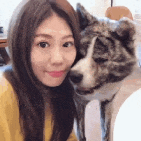 麻麻狂逼玩亲亲,秋田用鼻子敷衍,那无奈的表情让人笑喷了