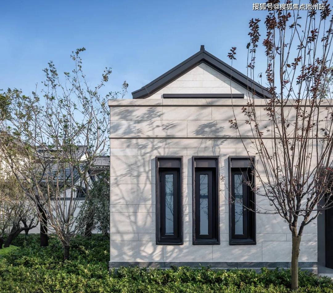 建筑立面采取浅色石材与深色咖啡色铝板,加之传统深色坡屋顶,体现苏州