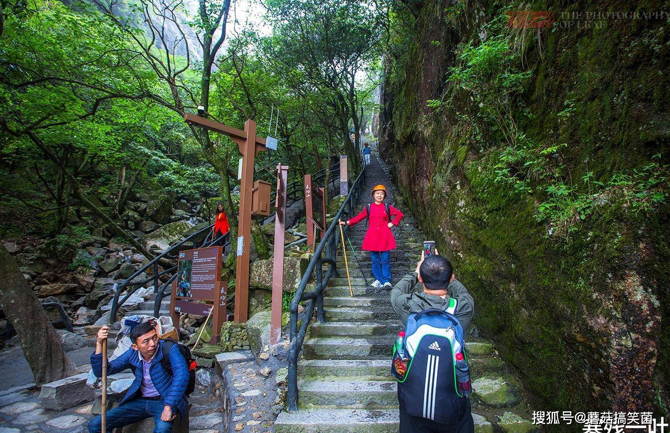 江西武功山有一条山路,上山是好汉坡,下山为绝望坡,你