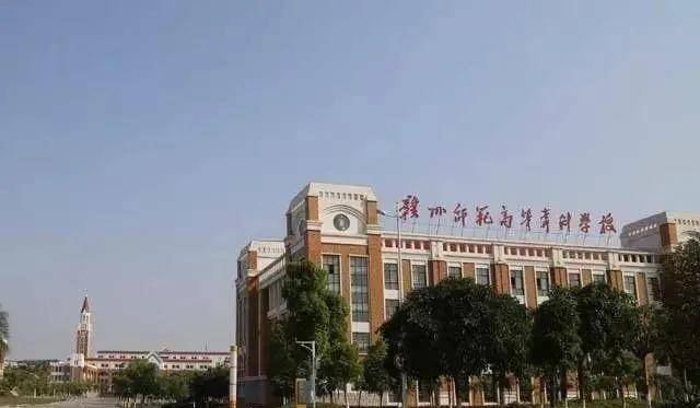 学校前身是创办于清光绪二十九年(公元1903年)的"虔南师范学院".